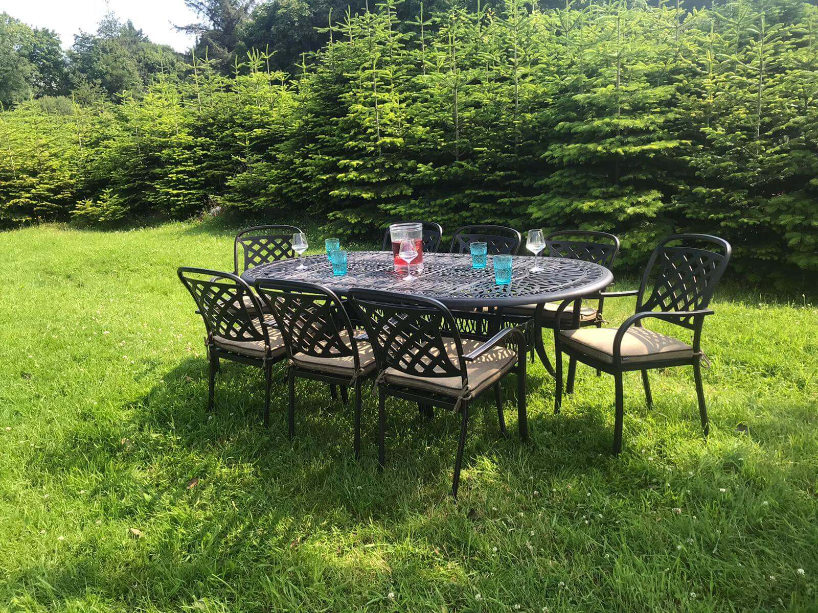 Berkeley 8 Seat Oval Set in Bronze