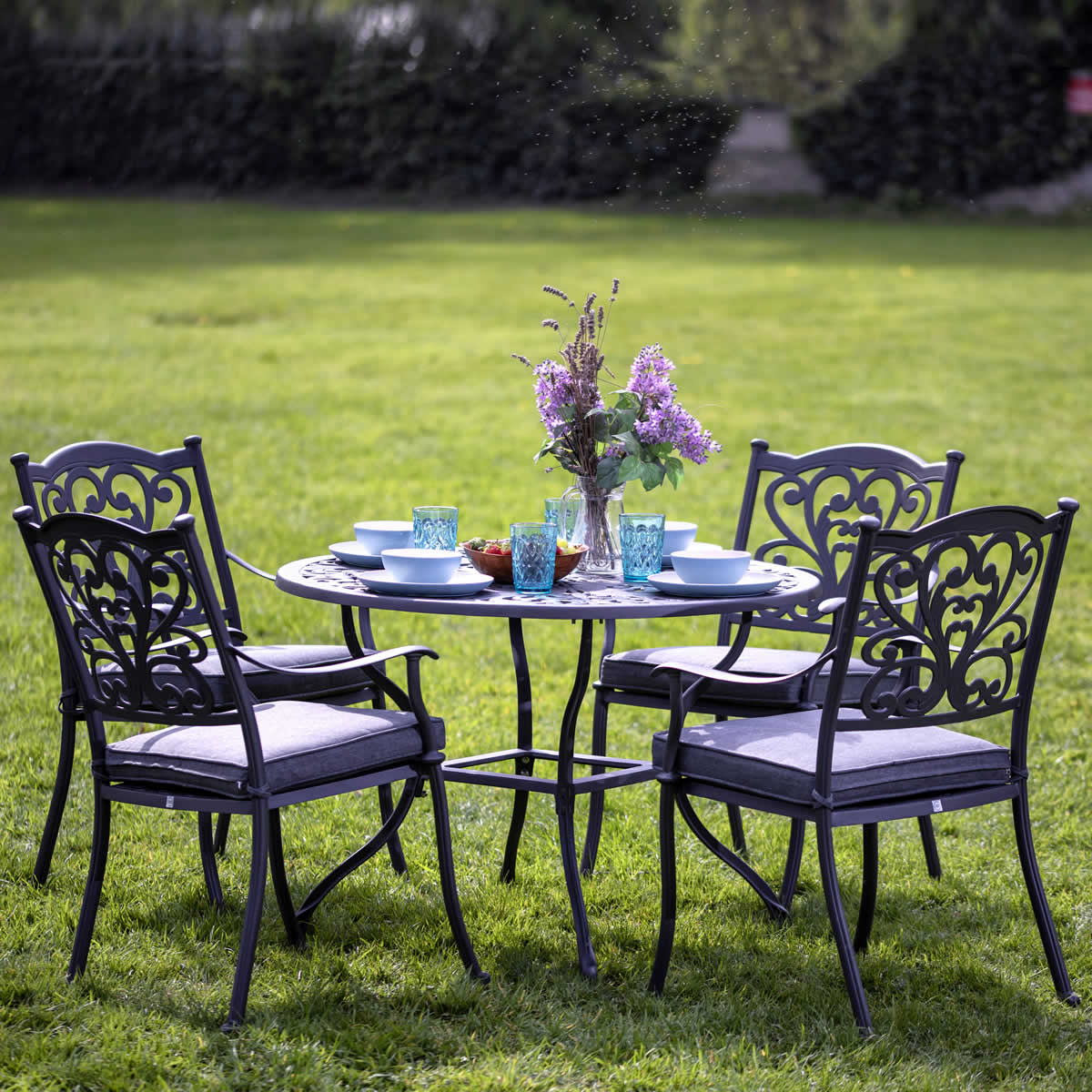 Sapphire Hampshire 4 Seater Round Cast Aluminium Dining Set in Grey